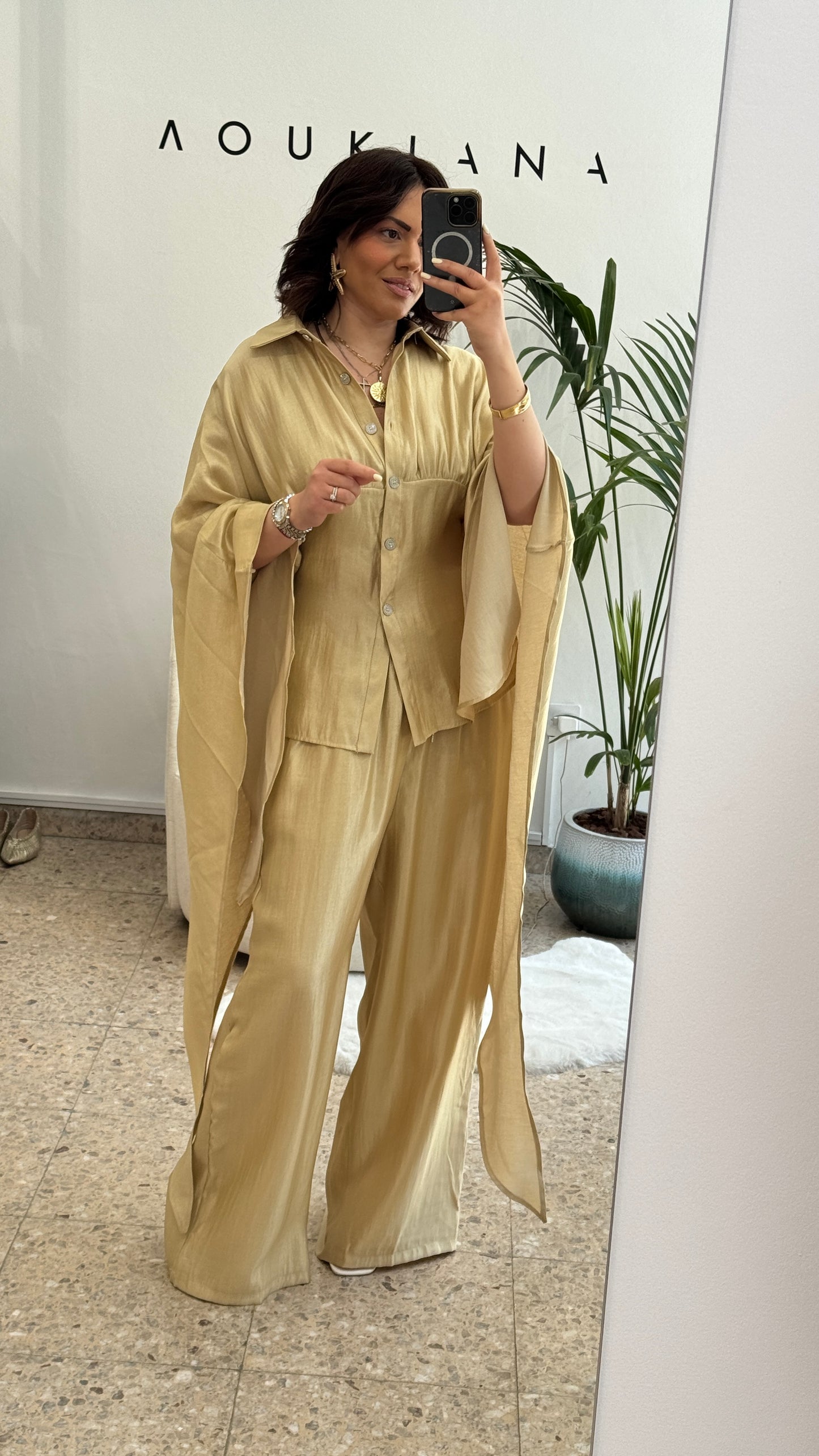 Relaxed Set in Gold