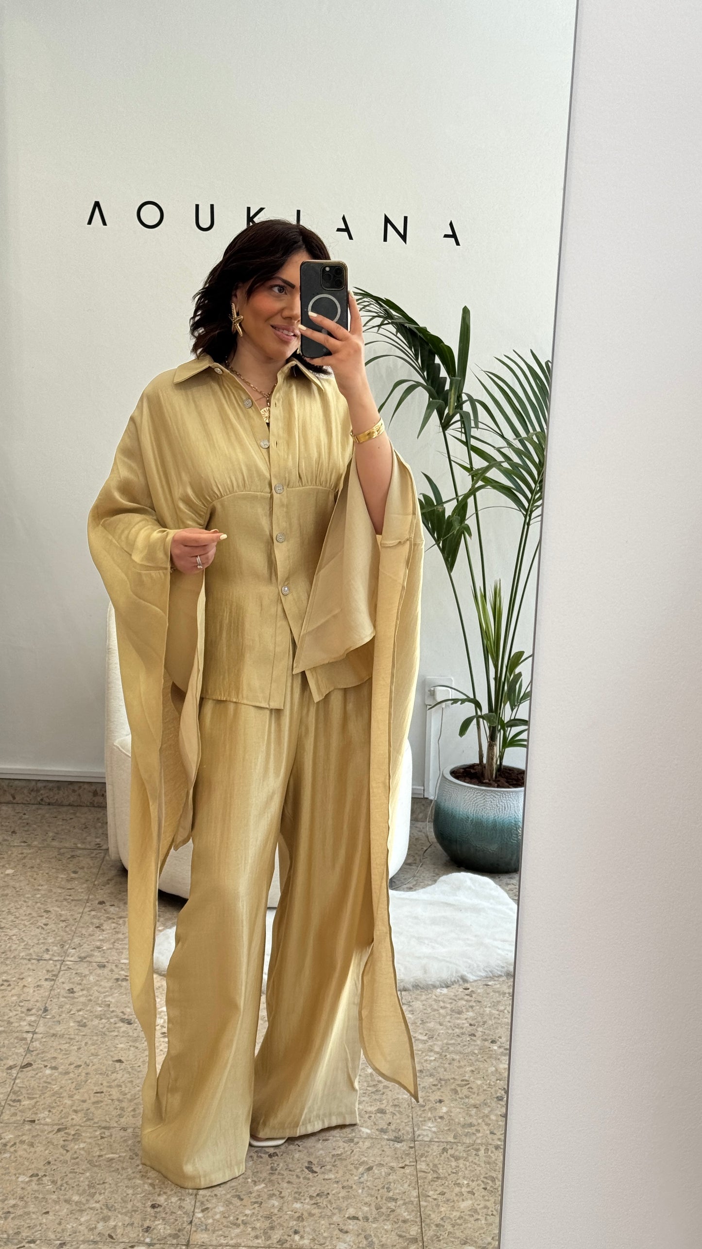 Relaxed Set in Gold