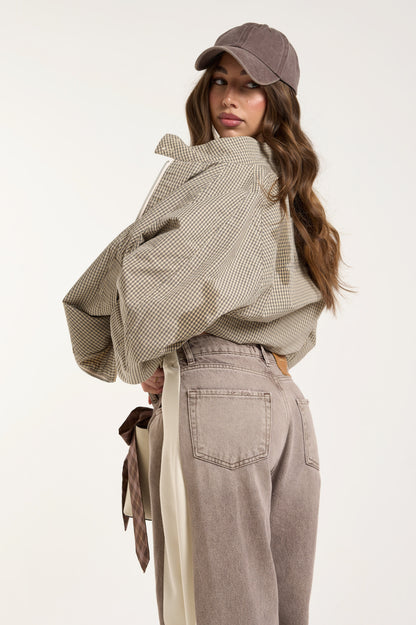 Jeans with Stripe Detail in Gray / Beige